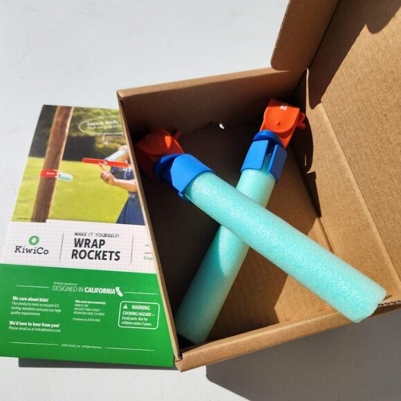 KiwiCo. Wrap Rockets Physics Engineering Launcher STEM Toy Science - Assembled - Picture 8 of 8